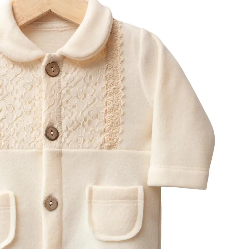 Grenouillère bébé en polaire avec dentelle – Crème