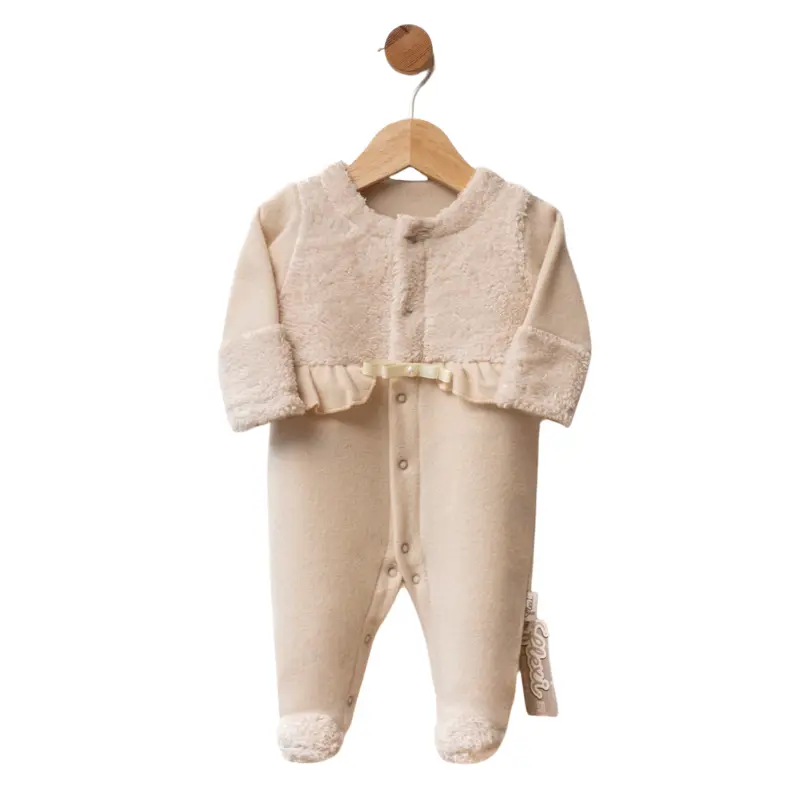 xx Grenouillère bébé en polaire taupe avec volant et finitions en moumoute