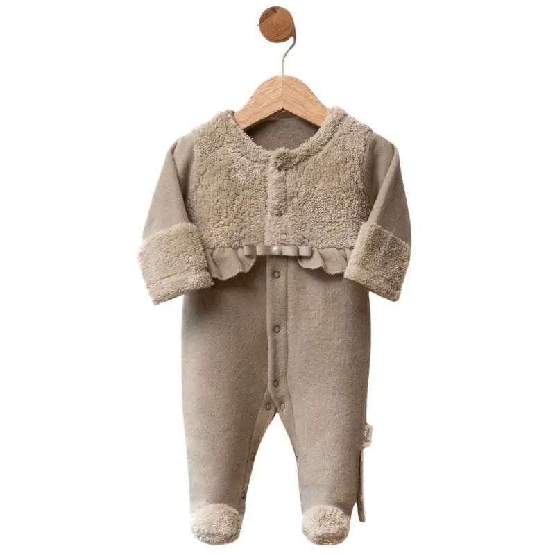 Grenouillère bébé en polaire taupe avec volant et finitions en moumoute