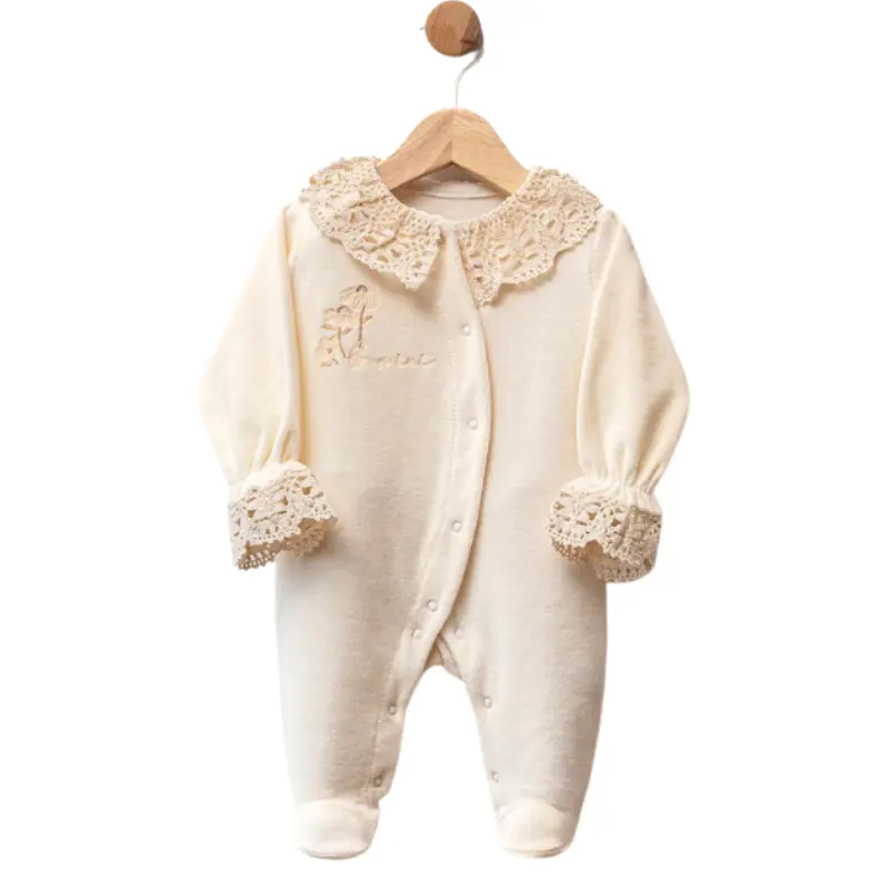 Grenouillère bébé en velours avec broderie