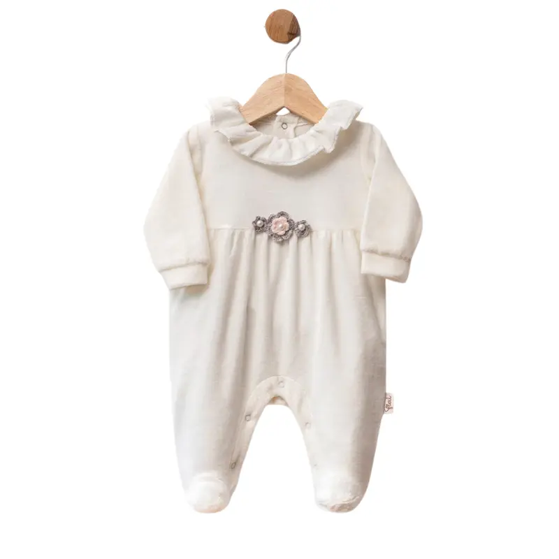 Grenouillère bébé en velours avec col volanté et fleurs décoratives