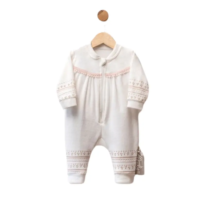 Grenouillère bébé en velours avec détails brodés