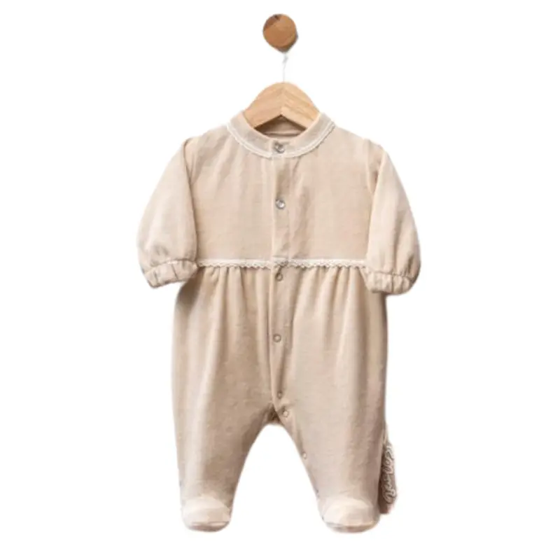 Grenouillère bébé en velours avec détails froncés