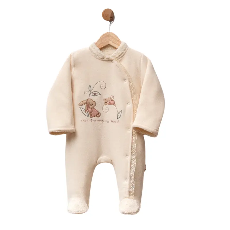 Grenouillère bébé en velours vieux rose avec broderie lapin et finitions en sherpa